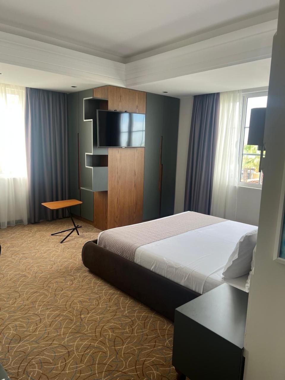 Hotel Porta Kavalja Golem (Tirana)